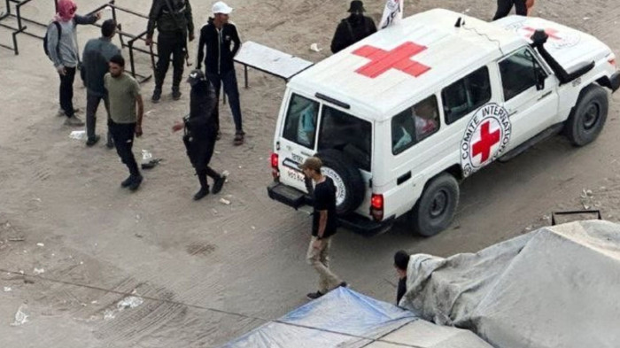 A Hamász átadta az első hét izraeli túszt a Nemzetközi Vöröskereszt képviselőinek