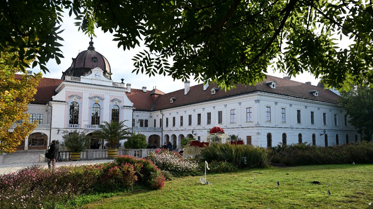 A gödöllõi Grassalkovich-kastély 2025. október 13-án. Ezen a napon Orbán Viktor miniszterelnök és Csányi Sándor, az OTP Bank és a Magyar Agrár- és Élettudományi Egyetemért (MATE) Alapítvány kuratóriumi elnöke aláírta a gödöllõi Grassalkovich-kastély átfogó felújítására vonatkozó támogatási együttmûködési megállapodást a gödöllõi kastély dísztermében. A kormány és az OTP Bank 50-50 millió eurót, azaz 20-20 milliárd forintot biztosít a gödöllõi Grassalkovich-kastély átfogó felújítására, amelynek során 17 ezer négyzetméternyi terület újul majd meg.