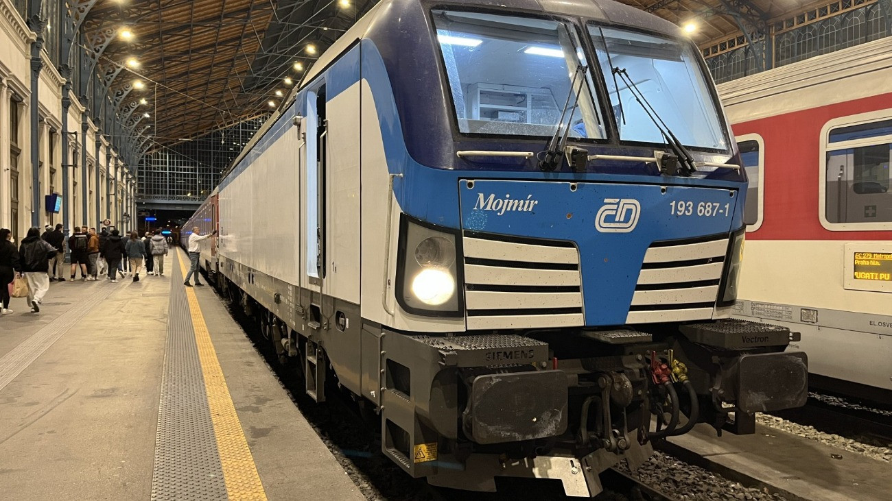 A Mojmír nevű mozdony a prágai EuroCity vonattal a Nyugati Pályaudvaron