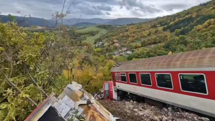 Brutális felvételek a magyar határ közelében frontálisan ütköző vonatokról – videó, képek