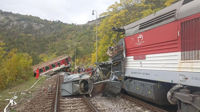 Majdnem száz sérültje van a magyar határ közelében történt vonatbalesetnek
