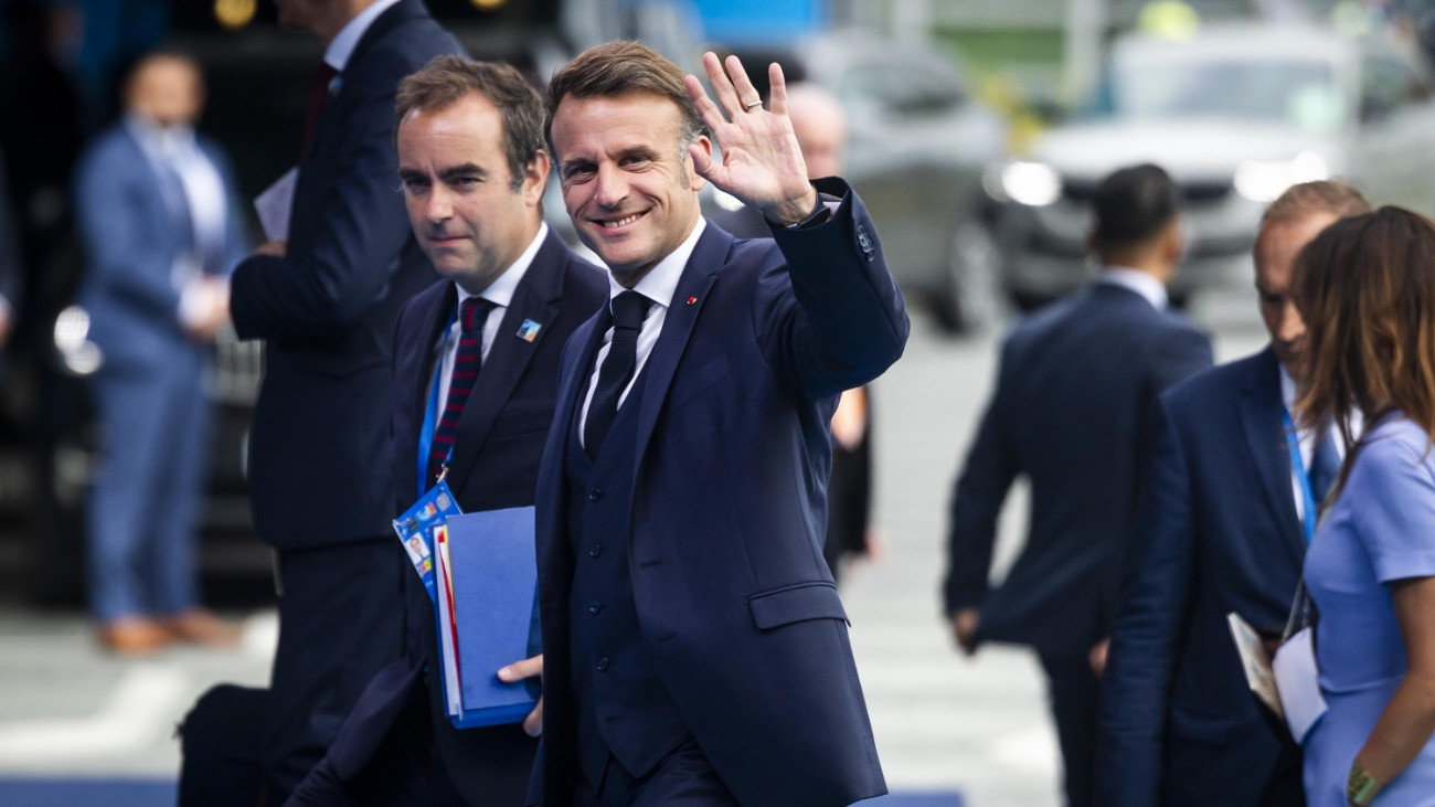 Emmanuel Macron francia elnök (k) és Sébastien Lecornu francia védelmi miniszter érkezik a NATO-tagországok kétnapos csúcsértekezletének második napi ülésére Hágában 2025. június 25-én.