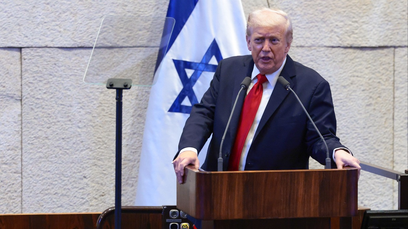 Donald Trump amerikai elnök felszólal az izraeli parlament, a kneszet jeruzsálemi üléstermében a tiszteletére tartott rendkívüli ülésen 2025. október 13-án. Az Izrael és a Hamász megállapodása szerint a Hamász ezen a napon visszaadja az általa 2023. október 7-én elrabolt izraeli túszok utolsó csoportját, Izrael pedig szabadon enged csaknem kétezer palesztin foglyot.