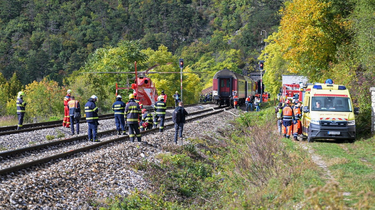 A TASR szlovák hírügynökség felvételén mentõegységek dolgoznak egy vasúti baleset helyszínén, a kelet-szlovákiai Szádalmás (Jablonov nad Turnou) közelében, ahol összeütközött két személyszállító vonat 2025. október 13-án. A szerencsétlenségnek csaknem száz sérültje van, közülük kettõnek válságos az állapota.