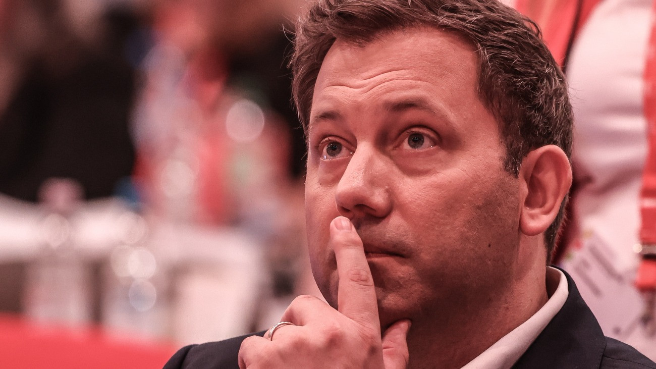 Lars Klingbeil német alkancellár, pénzügyminiszter, a Német Szociáldemokrata Párt, az SPD társelnöke a párt berlini kongresszusán 2025. június 27-én.