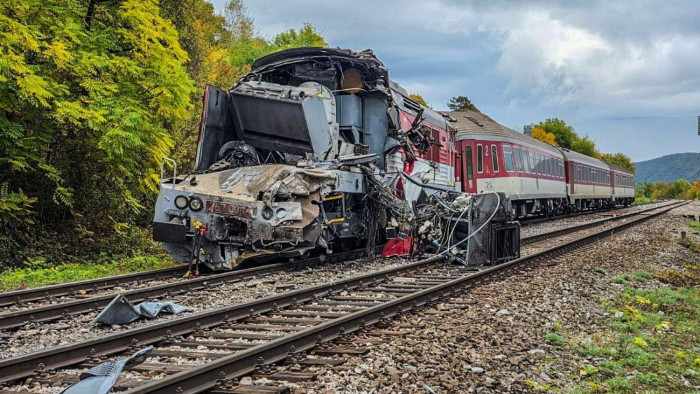 Vérfagyasztó pillanatok a frontális ütközés előtt: mindkét vonatvezető kiugorhatott