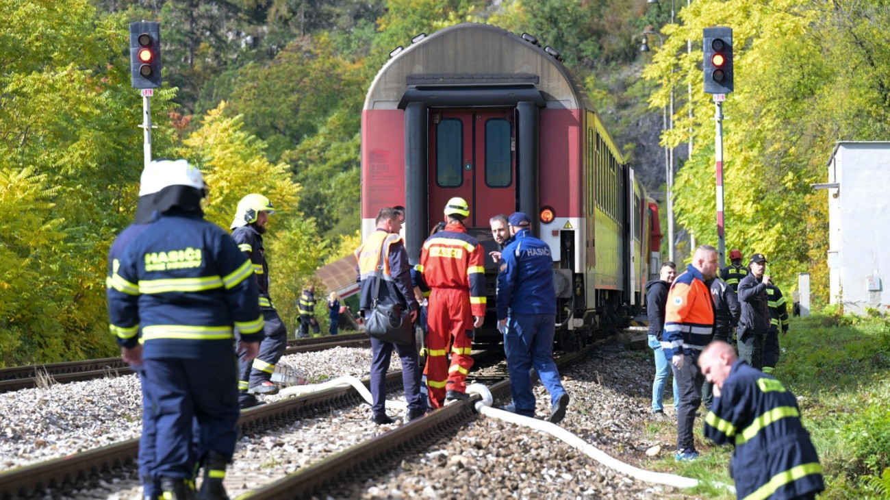 A TASR szlovák hírügynökség felvételén mentõegységek dolgoznak egy vasúti baleset helyszínén, a kelet-szlovákiai Szádalmás (Jablonov nad Turnou) közelében, ahol összeütközött két személyszállító vonat 2025. október 13-án. A szerencsétlenségnek csaknem száz sérültje van, közülük kettõnek válságos az állapota.