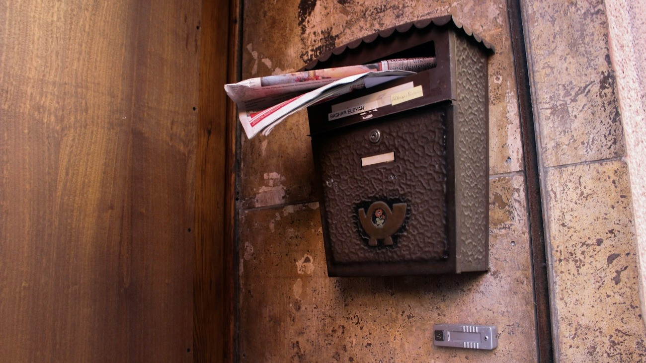 Fali postaláda, benne újságokkal