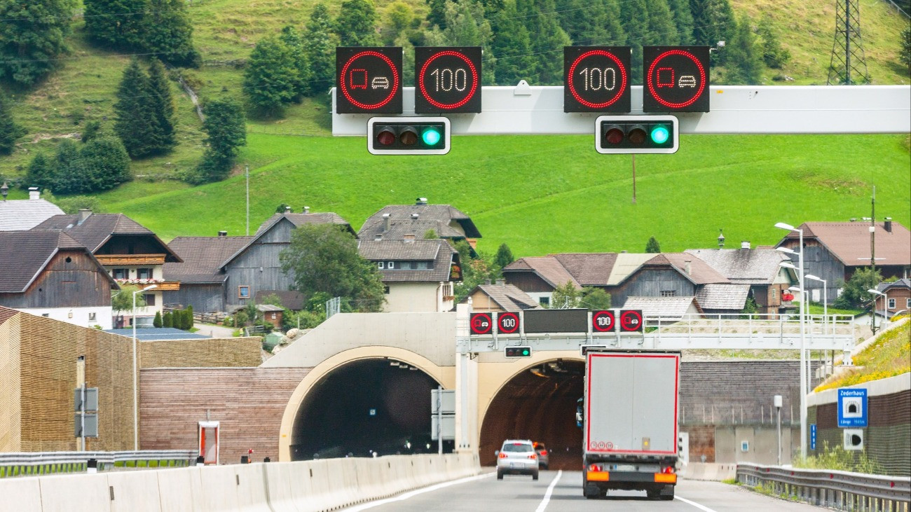 behajtás egy közúti alagútba az Osztrák-Alpokban