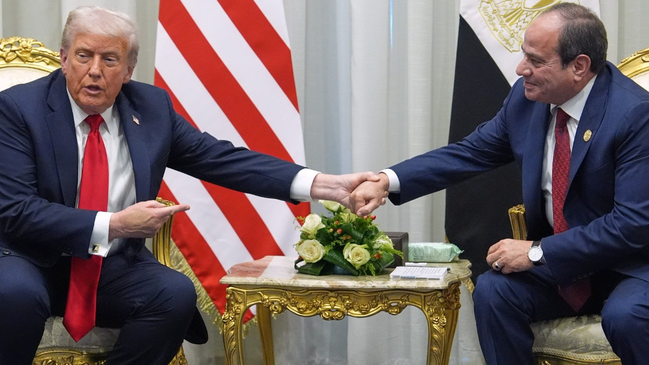 Donald Trump amerikai (b) és Abdel-Fattáh esz-Szíszi egyiptomi elnök kétoldalú megbeszélést folytat az izraeli és a Hamász palesztin iszlamista szervezet küldöttsége közötti béketárgyalás helyszínén, az egyiptomi Sarm es-Sejk nemzetközi konferencia-központjában 2025. október 13-án. Az Abdel-Fattáh esz-Szíszi egyiptomi és Donald Trump amerikai elnök vezetésével, António Guterres ENSZ-fõtitkár és mintegy húsz állam-és kormányfõ részvételével ezen a napon tartandó nemzetközi konferencián aláírják a gázai háborút lezáró békeszerzõdést.