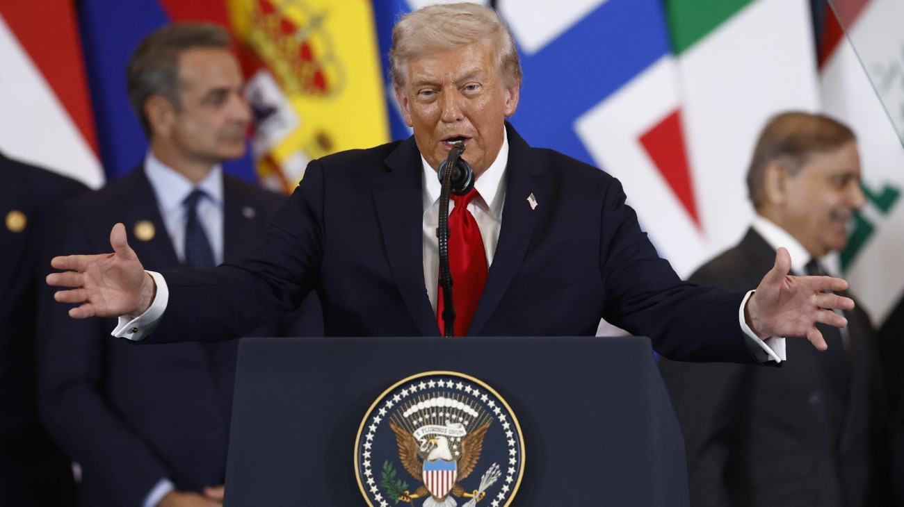 Donald Trump amerikai elnök nyilatkozik a sajtó képviselõinek, miután Recep Tayyip Erdogan török, Abdel-Fattáh esz-Szíszi egyiptomi elnökkel, valamint Tamím bin Hamad Ál Száni katari emírrel közösen aláírta a gázai tûzszüneti megállapodást az izraeli és a Hamász palesztin iszlamista szervezet küldöttsége közötti béketárgyalás helyszínén, az egyiptomi Sarm es-Sejk nemzetközi konferencia-központjában 2025. október 13-án.