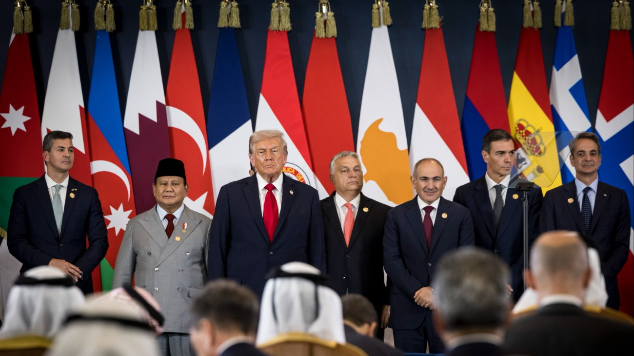 A Miniszterelnöki Kommunikációs Fõosztály által közreadott képen Donald Trump amerikai elnök (b3), mellette Orbán Viktor miniszterelnök (b4) a gázai tûzszüneti megállapodás helyszínén, az egyiptomi Sarm es-Sejk nemzetközi konferencia-központjában 2025. október 13-án.