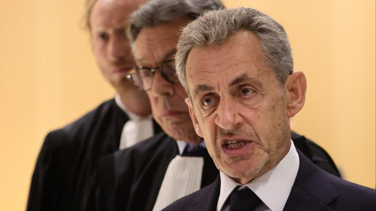 Nicolas Sarkozy volt francia elnök nyilatkozik a sajtó munkatársainak a büntetõperében hozott ítélet kihirdetése után egy párizsi bíróságon 2025. szeptember 25-én. A bíróság bûnösnek mondta ki Sarkozyt a 2007-es gyõztes elnökválasztási kampánya törvénytelen líbiai finanszírozásának gyanúja miatt indított perben. A testület elsõ fokon öt év szabadságvesztésre ítélte a 70 éves politikust, öt évre eltiltotta a közügyektõl, valamint 100 ezer euró (39 millió forint) pénzbüntetés megfizetésére kötelezte.