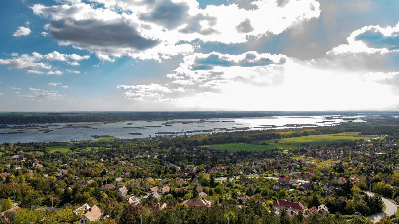 A Velencei-tó és a környezõ vidék látképe a 2018-ban átadott Bence-hegyi kilátóból a Fejér megyei Velencén 2022. október 19-én.