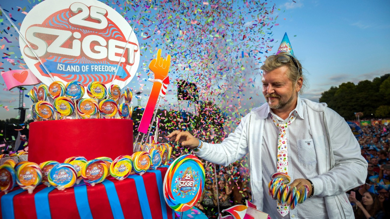 Gerendai Károly alapító egy tortával a fesztivál 25. jubileumi ünnepségén a Hajógyári-szigeten a 25. Sziget fesztivál harmadik napján, 2017. augusztus 13-án.
