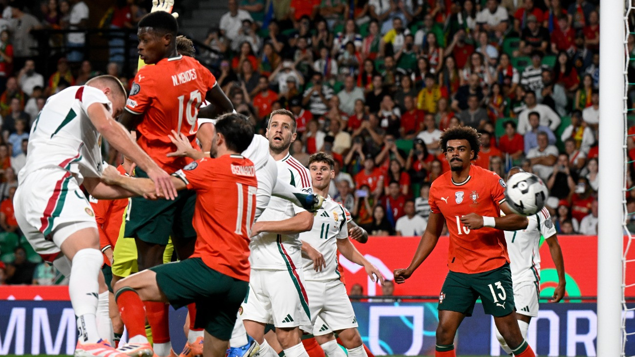 Szalai Attila (b) gólt fejel a Portugália - Magyarország labdarúgó világbajnoki selejtezõ mérkõzésen a lisszaboni Estádio José Alvalade stadionban 2025. október 14-én.