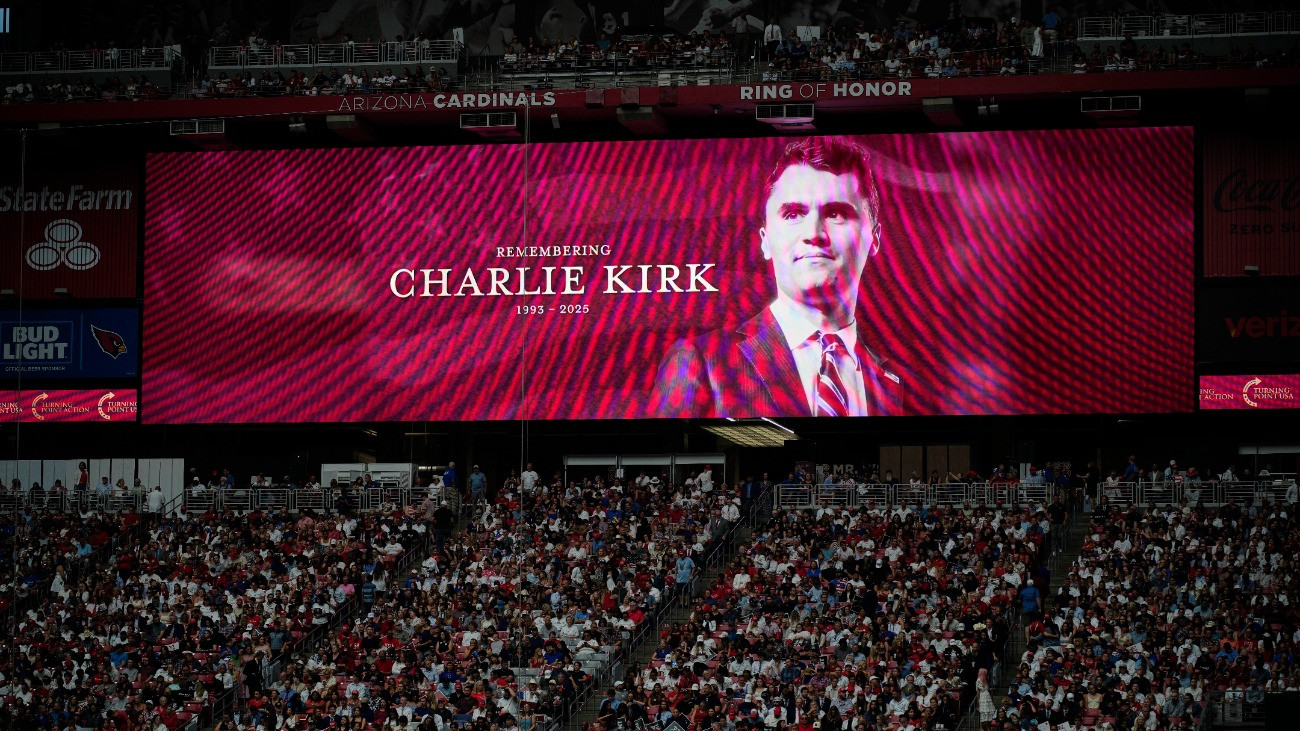 A merénylet áldozatává vált Charlie Kirk amerikai konzervatív politikai aktivista óriásportréja a gyászszertartásán az arizonai Glendale város State Farm Stadionjában 2025. szeptember 21-én. A 31 éves Kirköt, a Turning Point USA nevû szervezet alapítóját szeptember 10-én lõtték le egy vitafórumon a Utah Valley Egyetemen a utahi Oremben.