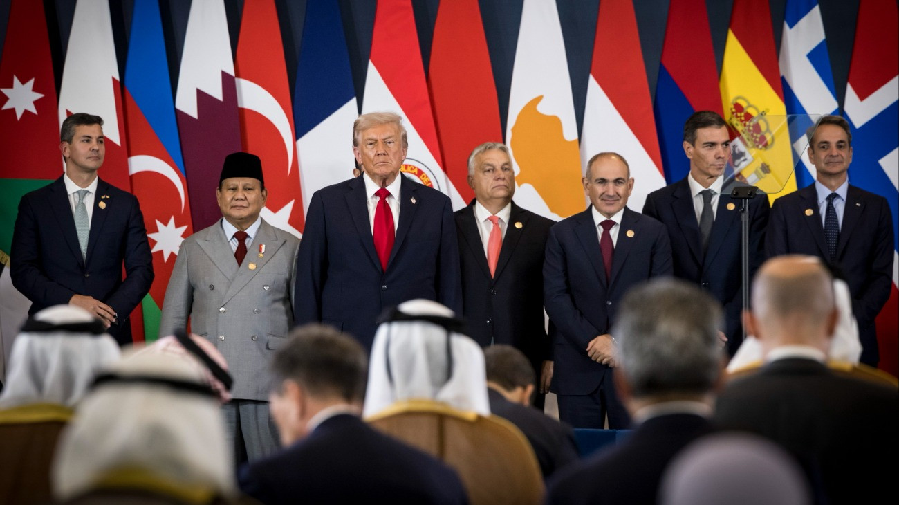 A Miniszterelnöki Kommunikációs Fõosztály által közreadott képen Orbán Viktor miniszterelnök (b4), mellette Donald Trump amerikai elnök (b3) a gázai tûzszüneti megállapodás aláírásán az egyiptomi Sarm es-Sejk nemzetközi konferencia-központjában 2025. október 13-án.