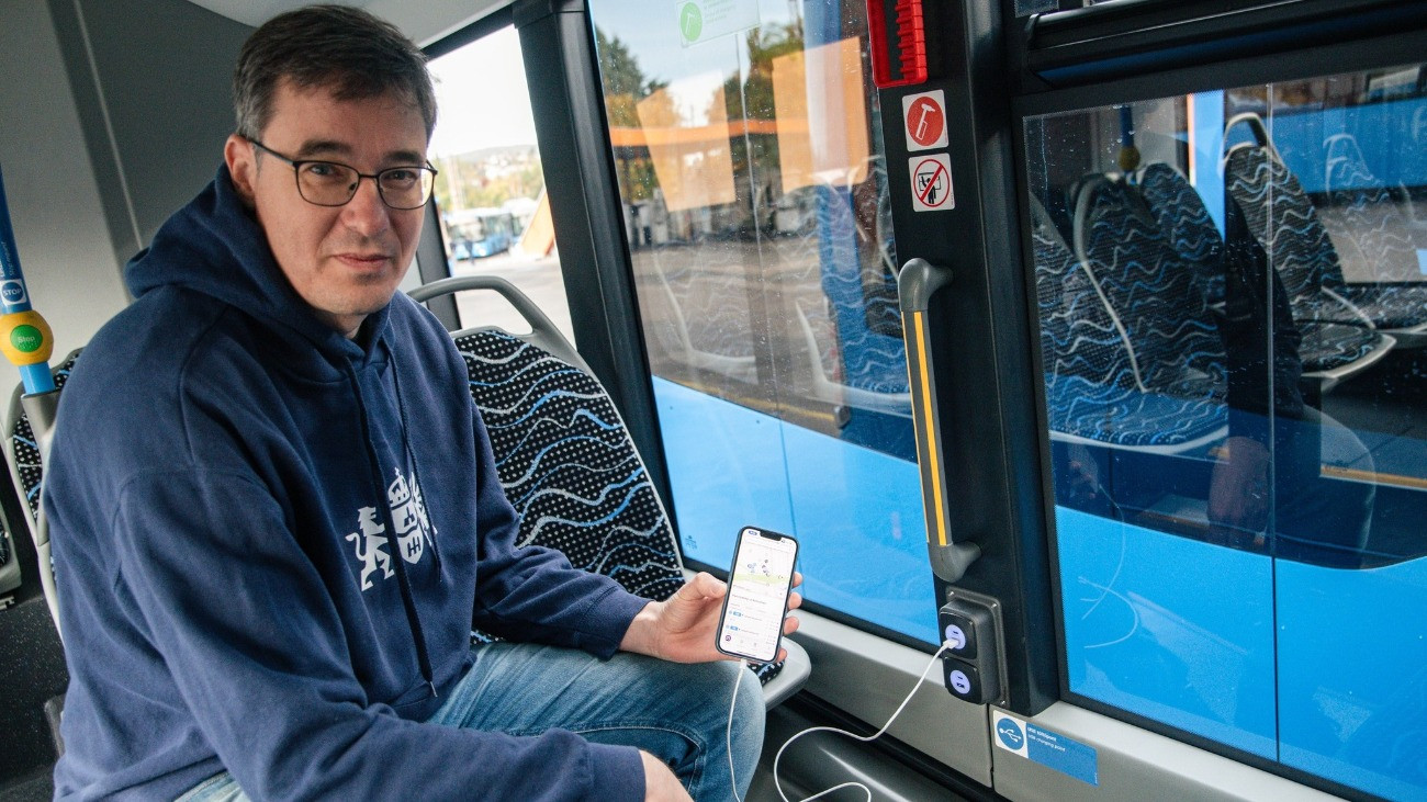 Karácsony Gergely főpolgármester egy maximidi Mercedes-buszon. Az új járművek környezetbarátok, akadálymentesek, tágasak és kényelmesek, továbbá még telefontöltő is van bennük.