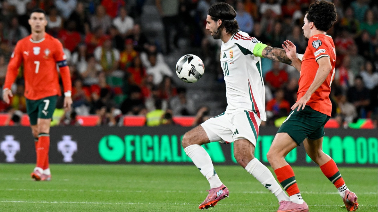 Szoboszlai Dominik (b) és a portugál Vitinha a Portugália - Magyarország labdarúgó világbajnoki selejtezõ mérkõzésen a lisszaboni Estádio José Alvalade stadionban 2025. október 14-én.