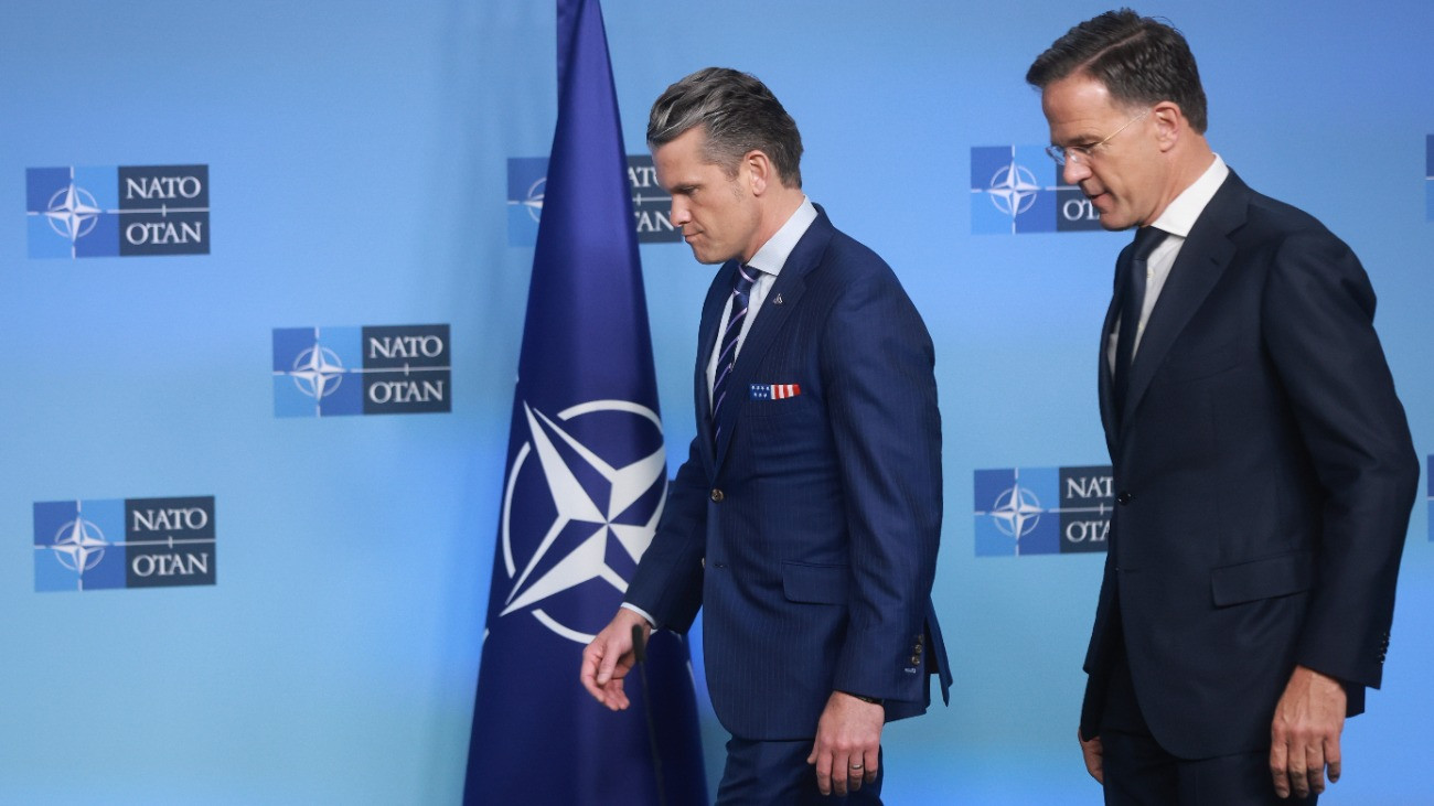 Pete Hegseth amerikai hadügyminiszter (b) és Mark Rutte NATO-fõtitkár sajtónyilatkozatának végén, a NATO védelmi minisztereinek ülése elõtt a védelmi szervezet brüsszeli székházában 2025. október 15-én.