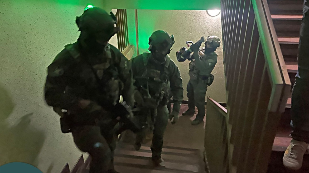 A magyar adóhatóság bevetési egysége akcióban, a fegyveresek kiemelt adócsalók letartóztatásában vesznek részt.