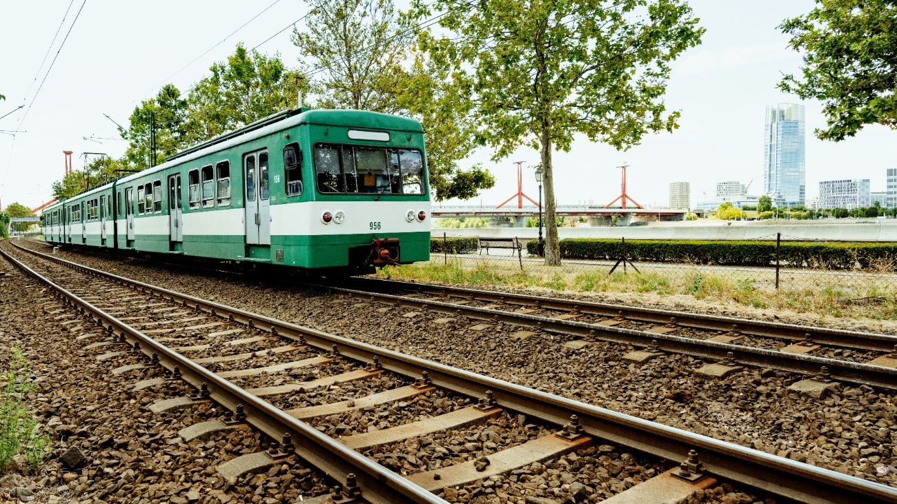 A csepeli H7-es HÉV nyomvonala a Duna-parton, háttérben a Rákóczi híddal.Forrás: GettyImages