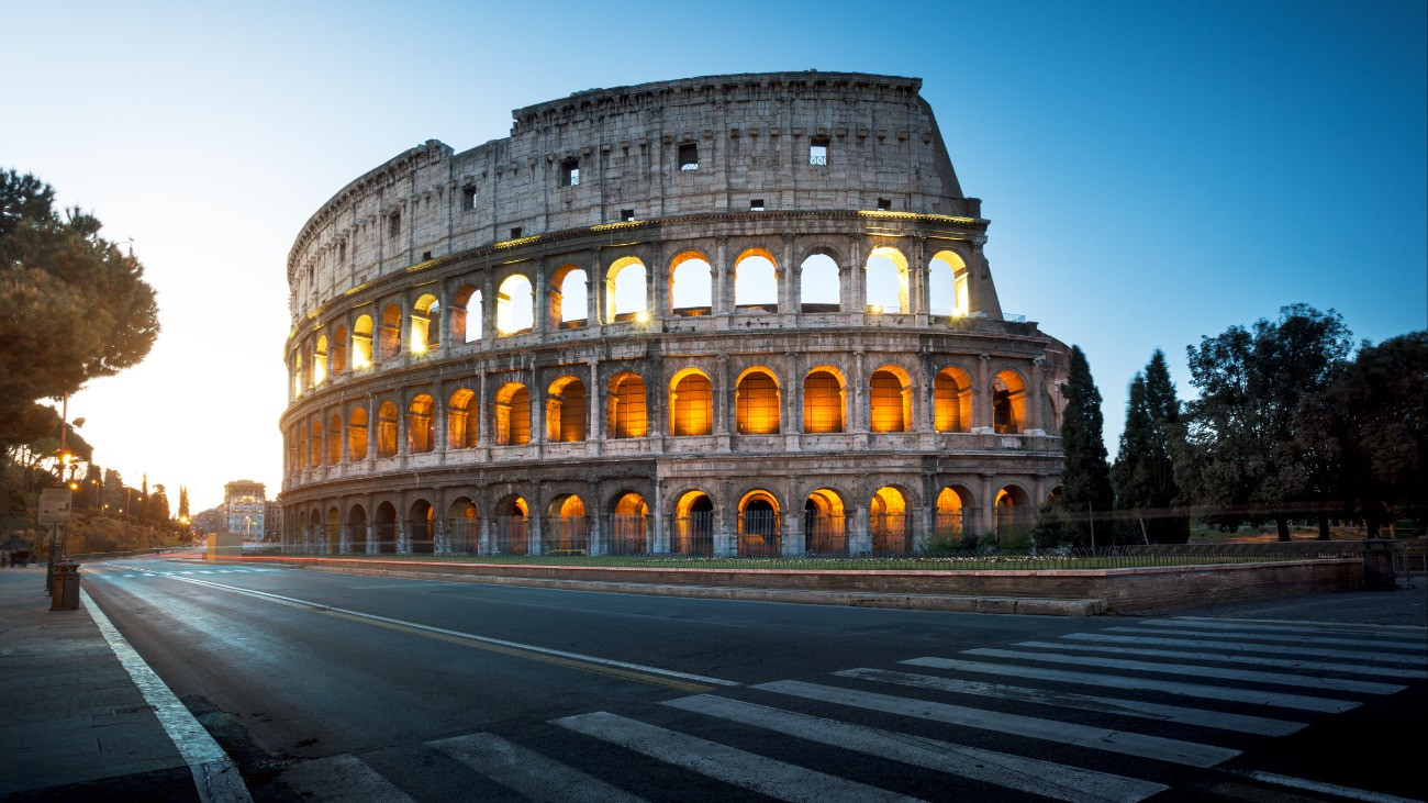Napkelte a Colosseumnál, mely az ókori Róma hatalmas amfiteátruma volt, ma pedig nevezetes látványossága az olasz fővárosnak.Forrás: Michal Krakowiak/Getty Images