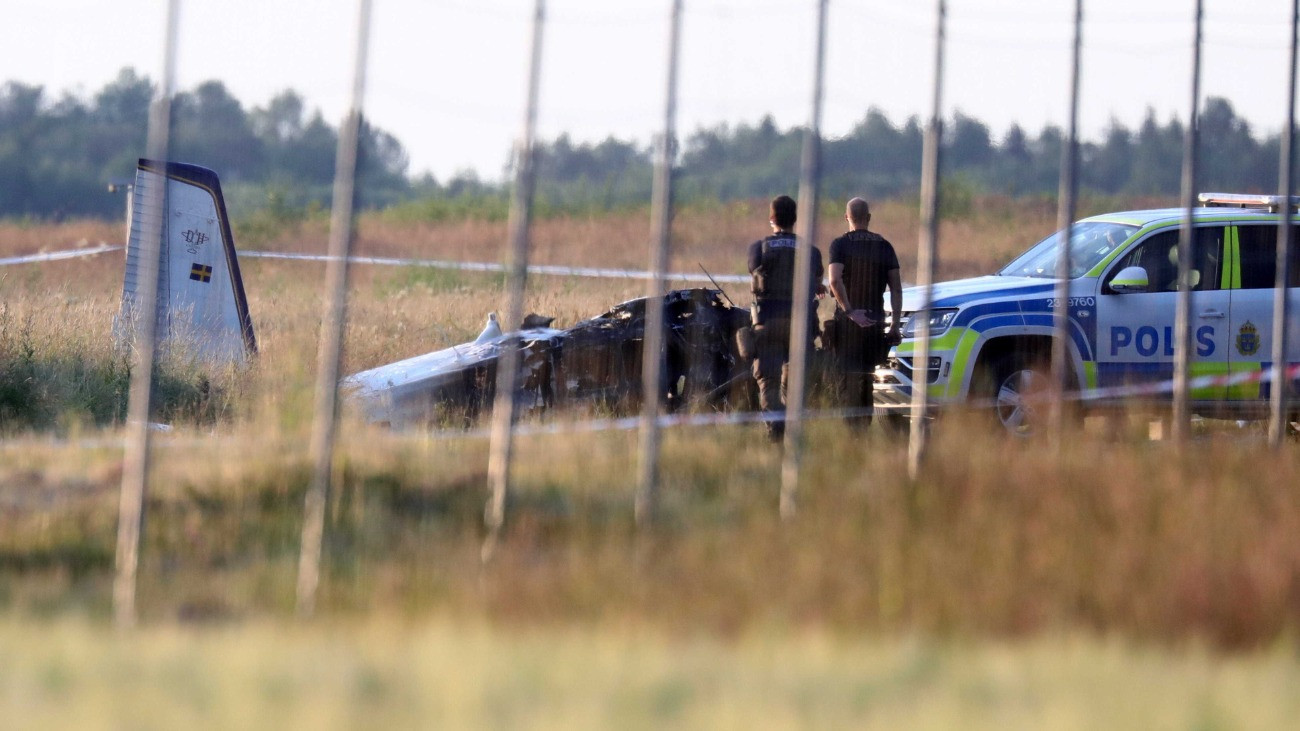 Rendõrök a Svédország deli részén fekvõ Örebro repülõtéren lezuhant kisrepülõgép roncsánál 2021. július 8-án. A helyi ejtõernyõs klub által használt gép fedélzetén kilenc személy tartózkodott, a rendõrség tájékoztatása szerint a balesetben többen életüket vesztették.