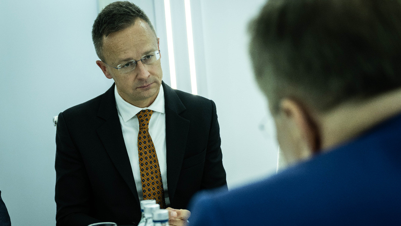 A Külgazdasági és Külügyminisztérium (KKM) által közreadott képen Szijjártó Péter külgazdasági és külügyminiszter (b) és a Roszatom orosz állami atomenergetikai társaság vezérigazgatója, Alekszej Lihacsov tárgyalása az Oroszországi Energiahét címû rendezvényen Moszkvában 2025. október 15-én.