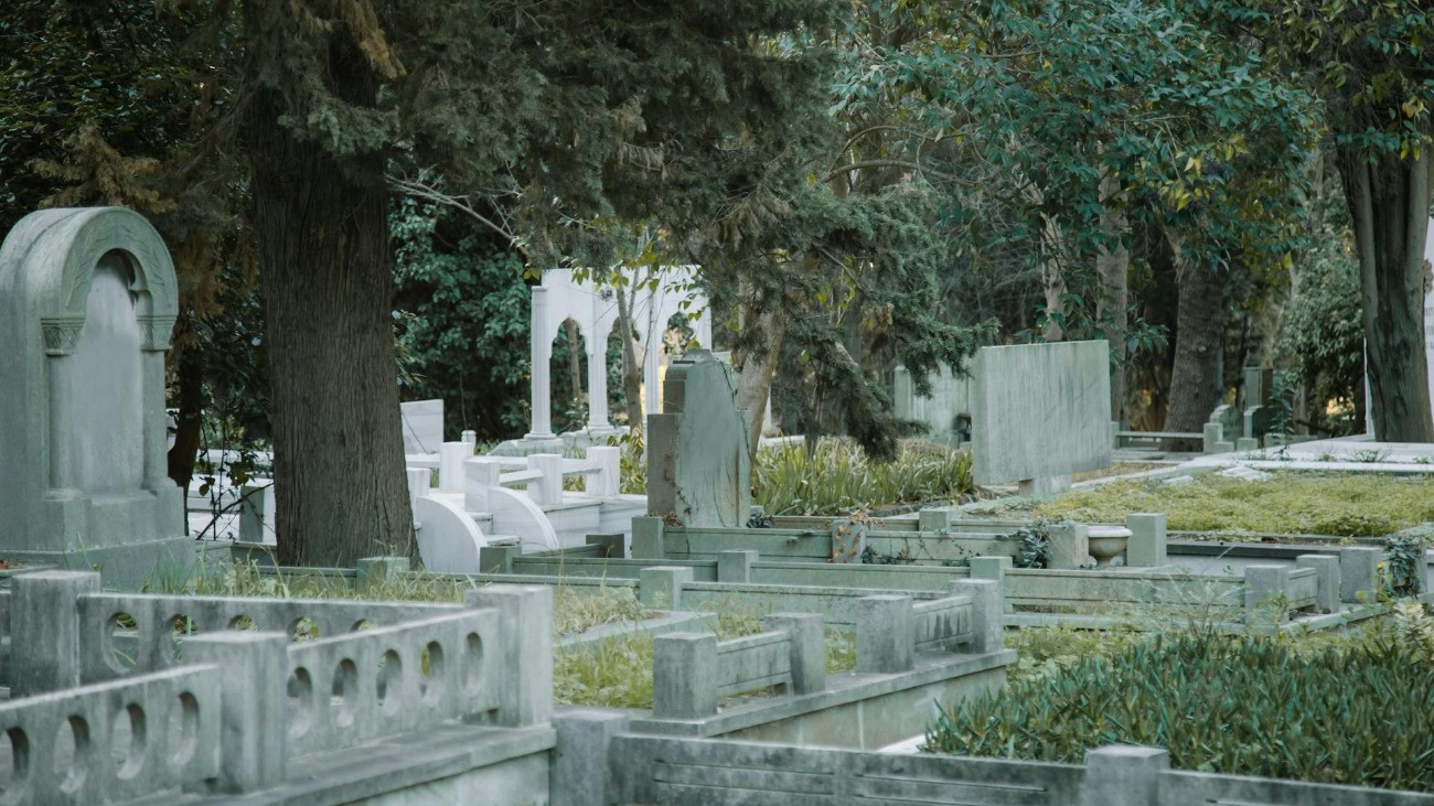 Sírok és fák egy temetőben.