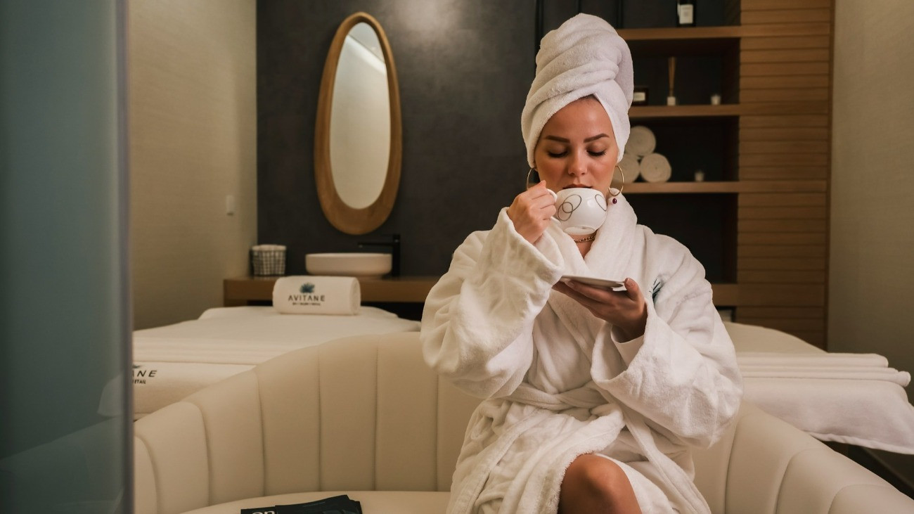 Wellness szállodában pihenő nő.