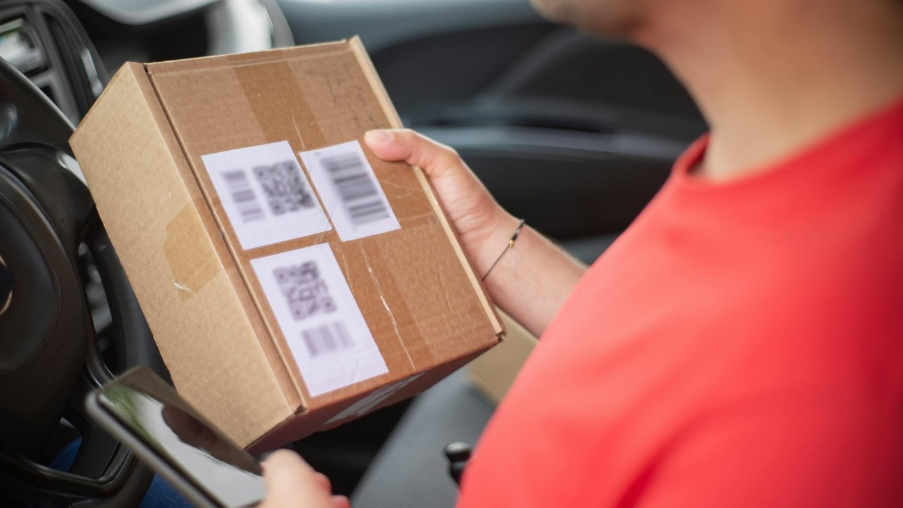 Futár egy kézbesítendő csomaggal.