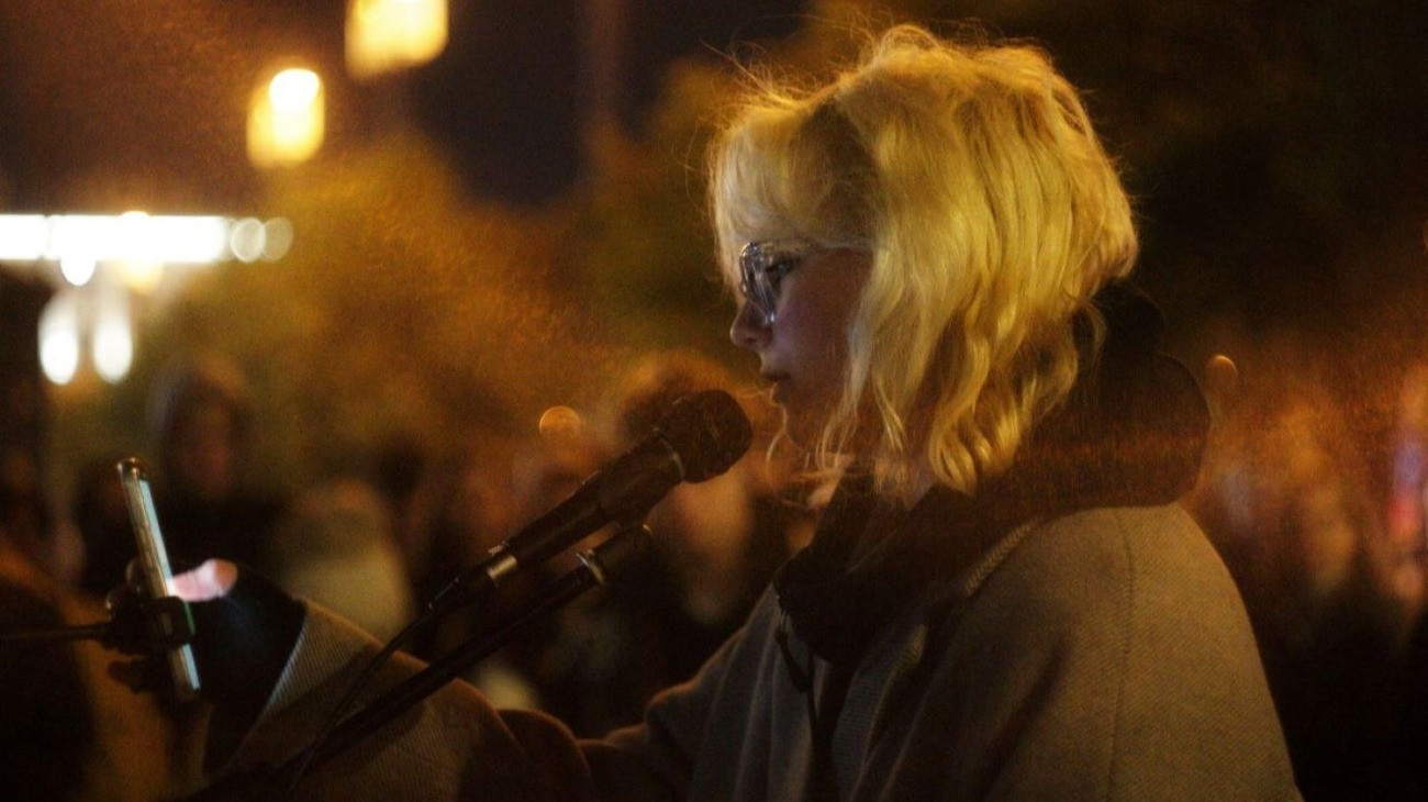 Diana Loginova orosz ellenzéki utcazenész