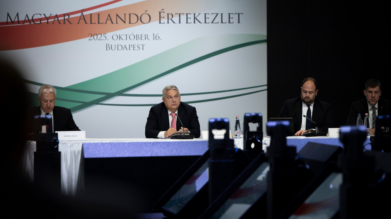 A Miniszterelnöki Kommunikációs Fõosztály által közreadott képen Orbán Viktor miniszterelnök (b2), Semjén Zsolt nemzetpolitikáért, egyházügyekért és nemzetiségekért felelõs miniszterelnök-helyettes (b1), Nacsa Lõrinc, a Miniszterelnökség nemzetpolitikáért felelõs államtitkára (j2) és Szilágyi Péter, a Miniszterelnökség nemzetpolitikáért felelõs helyettes államtitkára (j1) a Magyar Állandó Értekezlet (MÁÉRT) ülésén a Várkert Bazárban 2025. október 16-án.