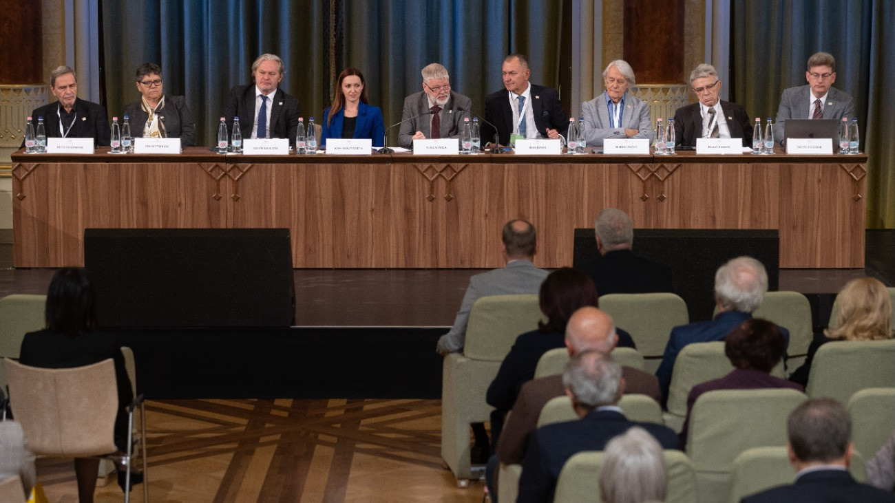 Turi Attila, a Magyar Mûvészeti Akadémia (MMA) elnöke (k) beszédet mond az MMA õszi közgyûlésén a Pesti Vigadóban 2025. október 16-án.