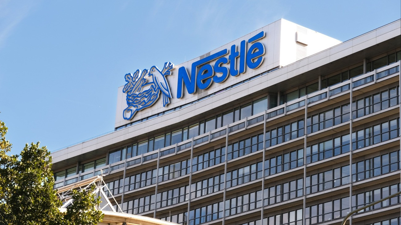 office with logo Nestle, Anglo-Swiss condensed milk company, food manufacturer, instant coffee, chocolate, ice cream, dairy products, baby, pet food, pharmaceuticals, Frankfurt - October 1, 2023A Nestlé élelmiszeripari konszern központja és a cég logója
