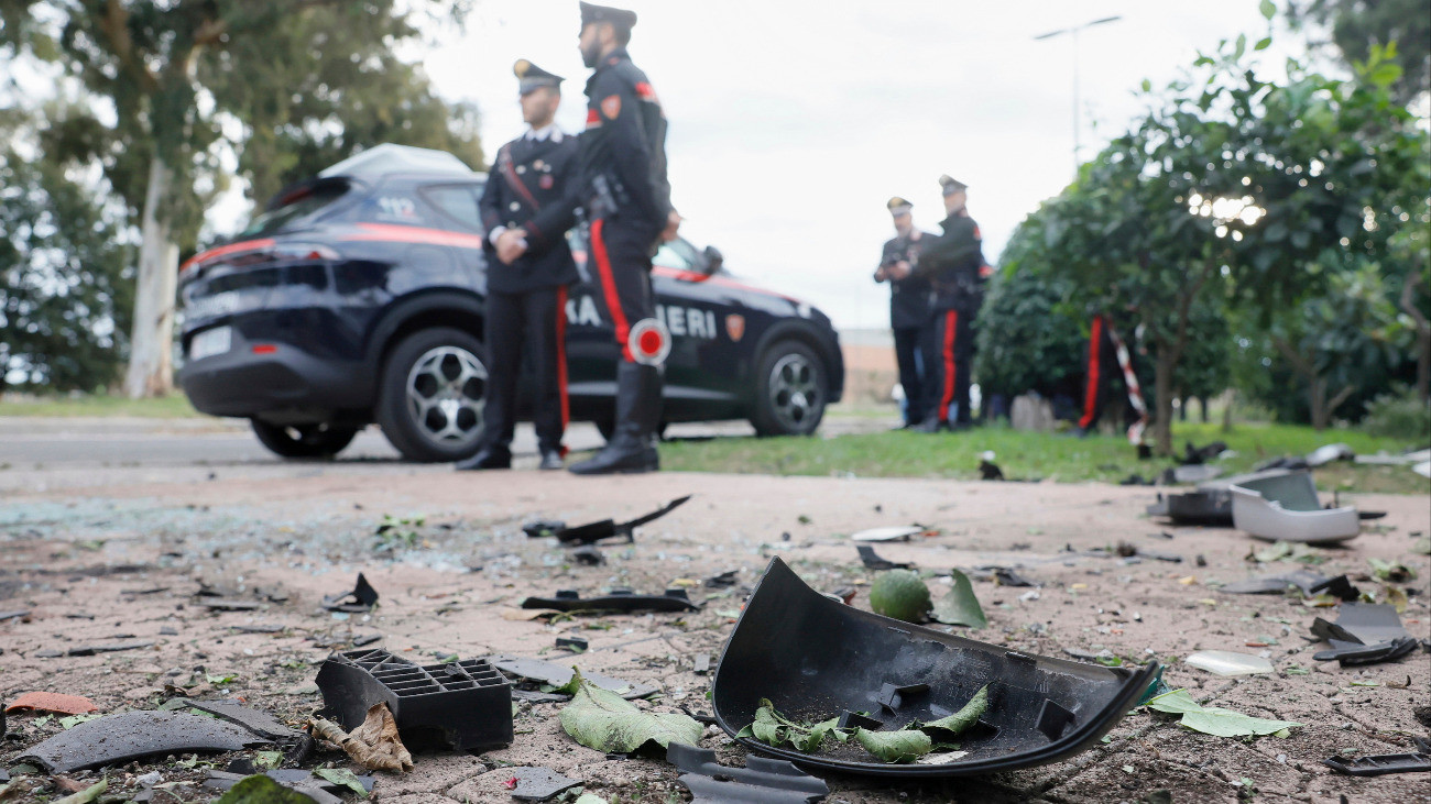 Csendõrök Sigfrido Ranucci olasz oknyomozó újságíró, televíziós mûsorvezetõ otthonánál a Róma megyei Pomeziában 2025. október 17-én, miután az elõzõ estén felrobbant két parkoló autó a kertkapu elõtt. A robbanást alvázra erõsített robbanóanyag okozta, személyi sérülés nem történt.MTI/AP/LaPresse/Cecilia Fabiano