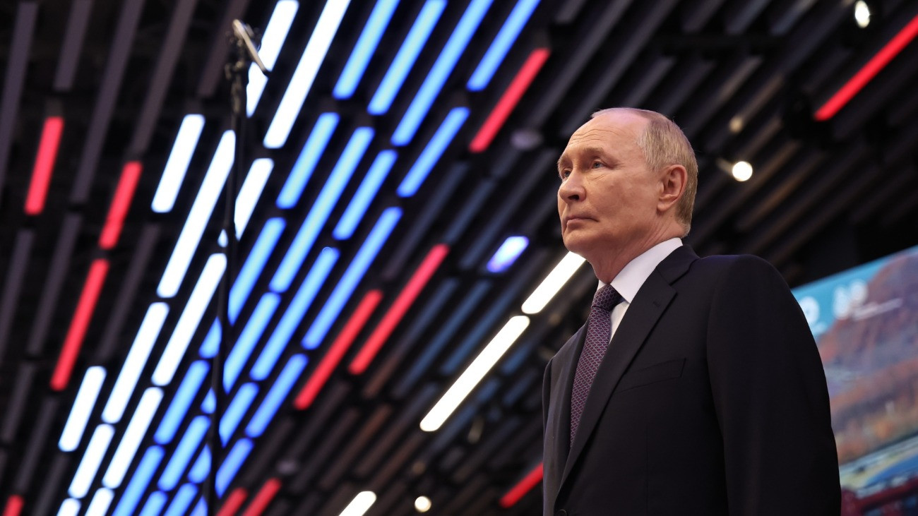 Vlagyimir Putyin orosz elnök kadétokkal találkozik a 10. Keleti Gazdasági Fórum mentén Vlagyivosztokban 2025. szeptember 4-én. Az idén Távol-keleti együttmûködés a békéért és jólétért mottóval megrendezett tanácskozásra szeptember 3. és 6. között kerül sor.