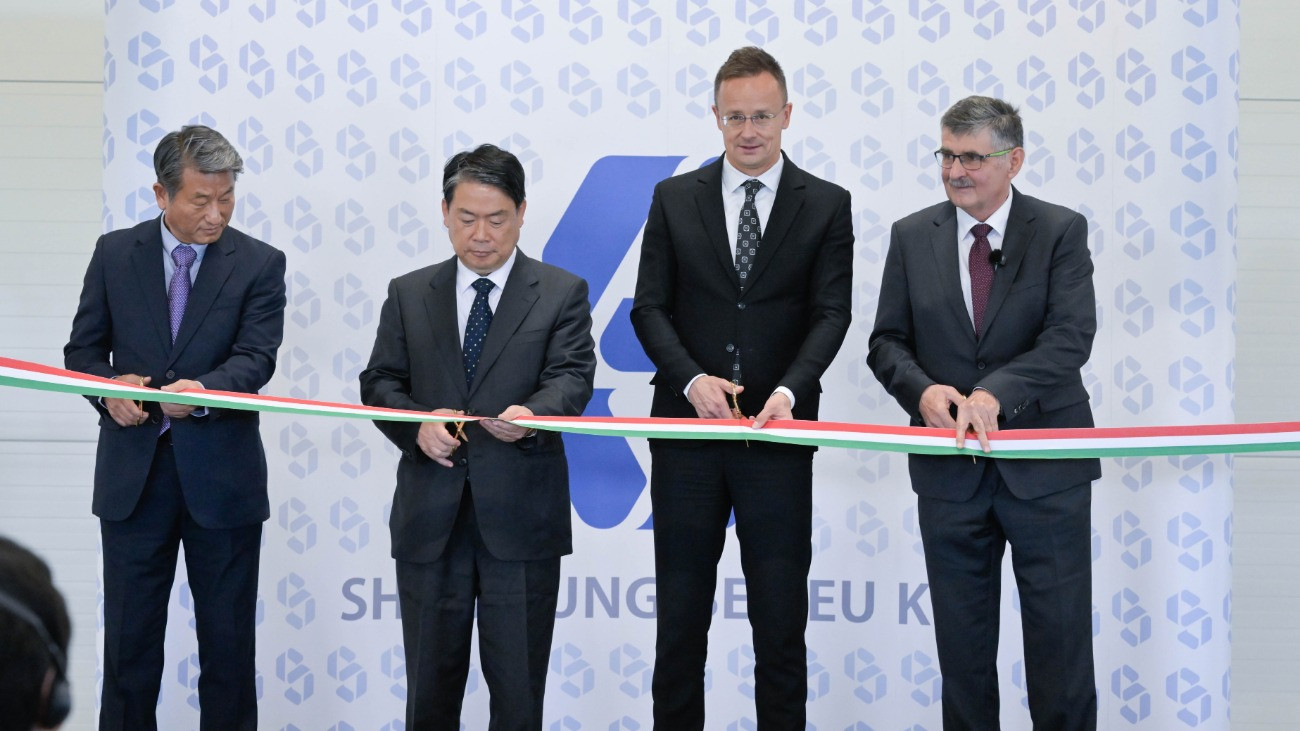 Lee Jongchul, a Shinheung SEC EU Kft. ügyvezetõ igazgatója (b1), Hwang Manyong, a Shinheung SEC Co. Ltd. vezérigazgatója (b2), Szijjártó Péter külgazdasági és külügyminiszter (b3) és Pogácsás Tibor, a Fidesz- KDNP  országgyûlési képviselõje (b4) átvágja a nemzeti színû szalagot a Shinheung SEC EU Kft. beruházásátadó ünnepségén Monoron 2025. október 17-én. A dél-koreai akkumulátoralkatrész-gyártó 45 milliárd forint értékû kapacitásbõvítéséhez az állam 3,6 milliárd forint támogatást biztosított, ezzel segítve hétszáz új munkahely létrehozását.