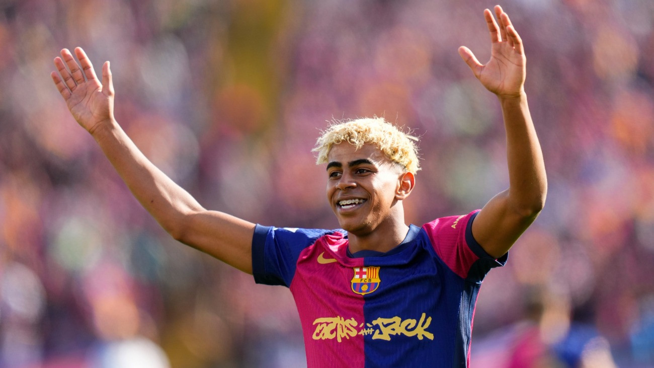 Lamine Yamal, az FC Barcelona játékosa ünnepel a spanyol elsõ osztályú labdarúgó-bajnokságban, a La Ligában játszott FC Barcelona - Real Madrid mérkõzés végén Barcelonában 2025. május 11-én. Az FC Barcelona 4-3-ra legyõzte a címvédõ Real Madridot.
