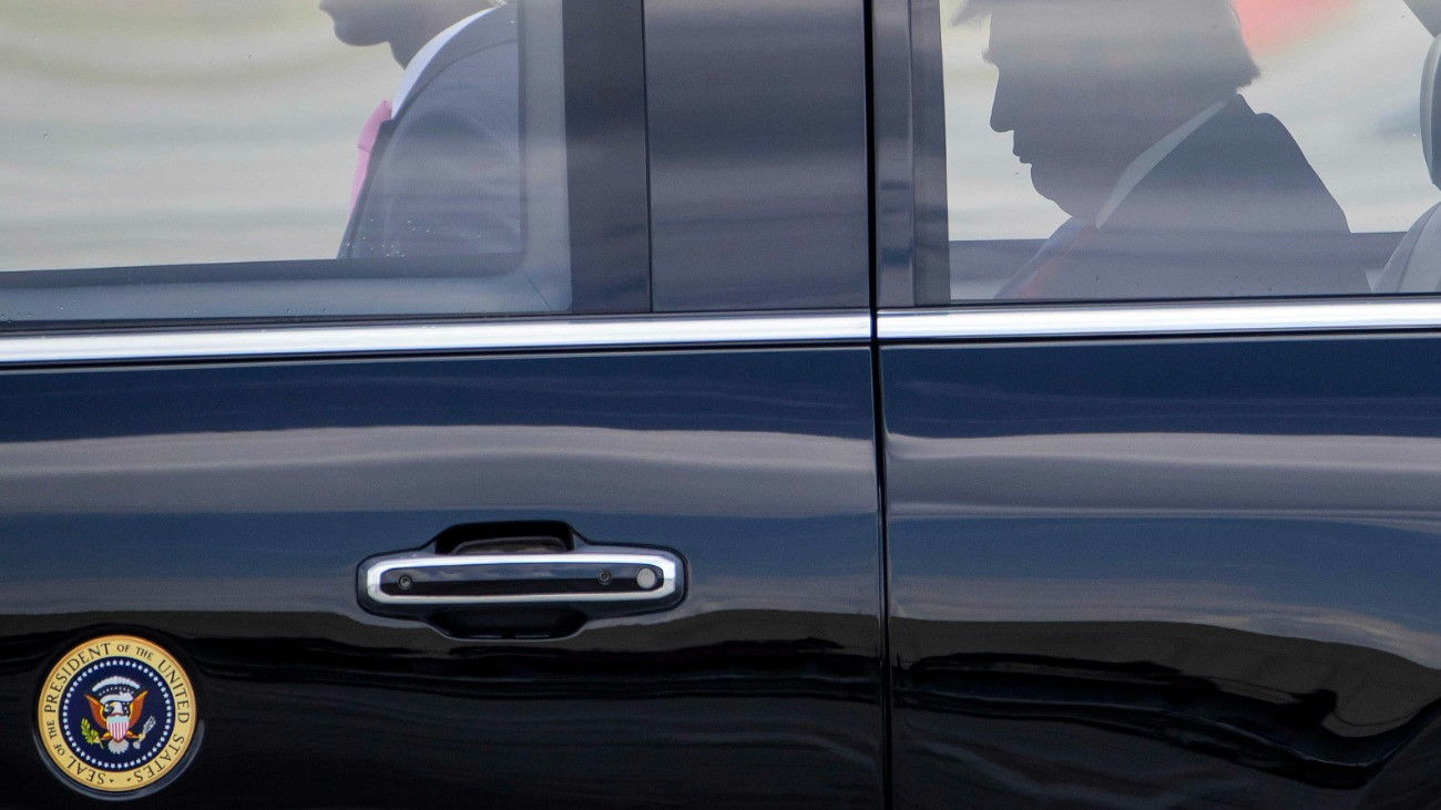 Donald Trump amerikai elnök a Beast (Fenevad) nevû limuzinjában ül az atlantai repülõtérrõl távozóban 2020. július 15-én. Az autó legalább 20 centiméter vastagságú ajtóit golyó- és repeszálló acélból öntötték, a golyóálló ablaküvegek kb.13 centiméter vastagságúak.