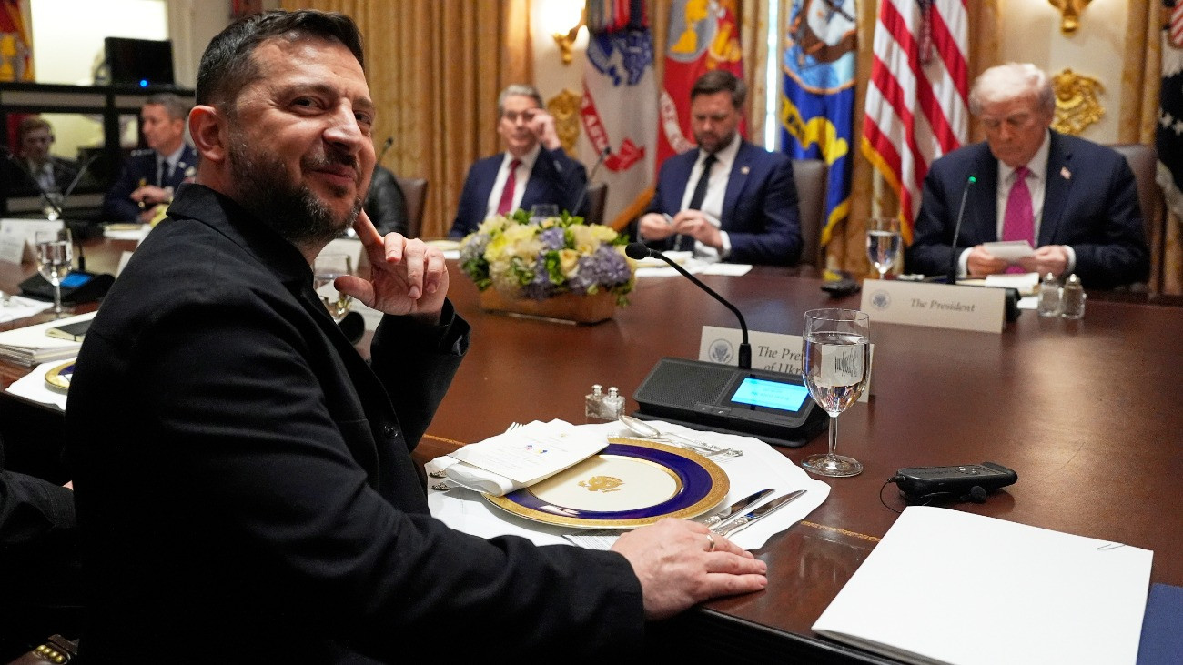 Donald Trump amerikai (szemben jobbról) és Volodimir Zelenszkij ukrán elnök (b) munkaebéden vesz részt a washingtoni Fehér Házban 2025. október 17-én. Középen J. D. Vance amerikai alelnök, mellette balról Scott Bessent amerikai pénzügyminiszter.