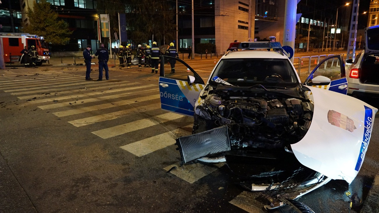 Összeroncsolódott rendõrautó Budapest tizedik kerületében, a Kerepesi út és a Hungária körút keresztezõdésében 2025. október 17-én este, miután összeütközött egy személyautóval. A Kerepesi utat teljes szélességében lezárták. Az egyik autóba egy ember beszorult, a fõvárosi hivatásos tûzoltók feszítõvágó segítségével szabadították ki.