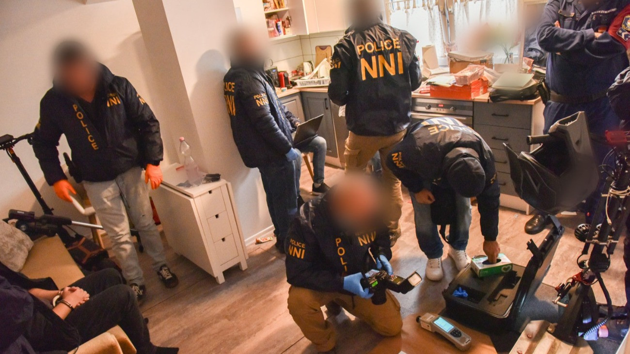 Rendőrök és nyomozók házkutatást tartanak egy budapesti drogkereskedő lakásán.