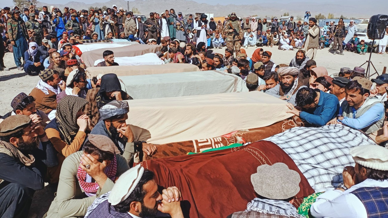 Áldozatokat temetnek a pakisztáni határ mellett elterülõ afganisztáni Paktika tartományban fekvõ Handaróban egy éjszakai pakisztáni légicsapás után, 2025. október 18-án. A 48 órás afgán-pakisztáni tûzszünet ellenére végrehajtott támadásban legalább 17 polgári személy életét vesztette. Az elõzõ napokban az afgán-pakisztáni határon folytatott harcokban legalább 37 polgári lakos életét vesztette, 425 megsebesült.