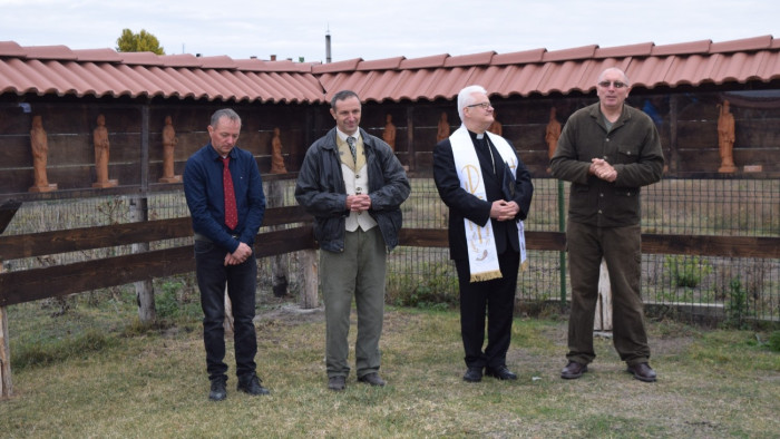 Elkészült a világ leghosszabb szentszobor-fala