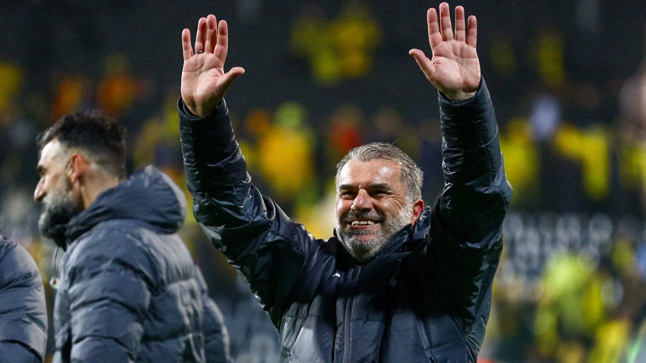 Ange Postecoglou, a Tottenham Hotspur vezetõedzõje ünnepel, a labdarúgó Európa-liga elõdöntõjének Bodö/Glimt - Tottenham Hotspur visszavágó mérkõzése után a norvégiai Bodõben 2025. május 8-án. A Tottenham Hotspur 2-0-ra gyõzött, és 5-1-es összesítéssel jutott a döntõbe.