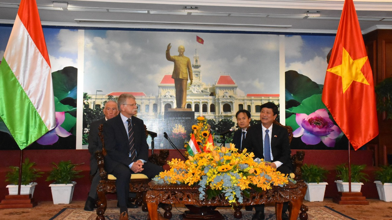 Az Országgyûlés Sajtóirodája által közreadott képen Kövér László, az Országgyûlés elnöke (b) megbeszélést folytat Vo Van Minh-nel, Ho Si Minh város Népi Tanácsának elnökével Ho Si Minh városban 2025. október 18-án. 