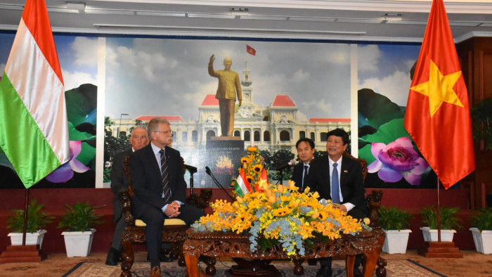 Kövér László fejet hajtott Vietnamban egy magyar tudós előtt